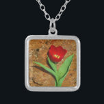 Geel en rood Tulip Zilver Vergulden Ketting<br><div class="desc">Spring Red Tulip,  tegen een bruine rots in het Arrowidenmeer. Foto van Sandy Closs. Pasen,  bloemen,  rode bloemen,  Lente,  valentijn,  valentijnen,  bruiloft,  bruiloften,  Valentijns</div>
