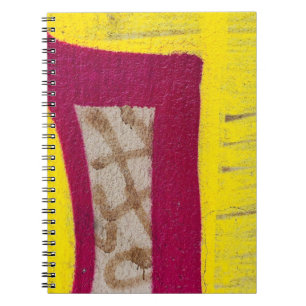 Geel en roze geverfde wand notitieboek