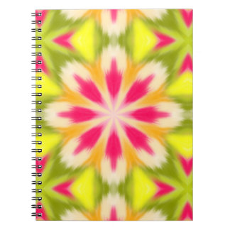 Geel en roze notitieboek