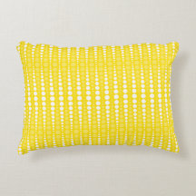 Geel en wit accentkussen met polka stippen