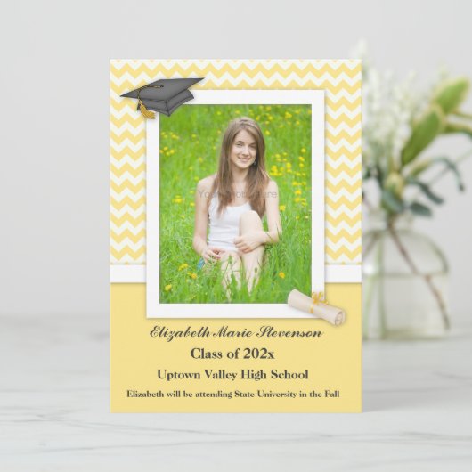 Geel en wit Chevron Afstudeerder Aankondiging (Staand voorkant)