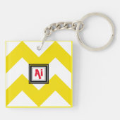 Geel en wit Chevron Custom Red Monogram Sleutelhanger (Achterkant)