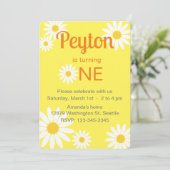 Geel en Wit Daisy Eerste Verjaardag Uitnodiging (Staand voorkant)