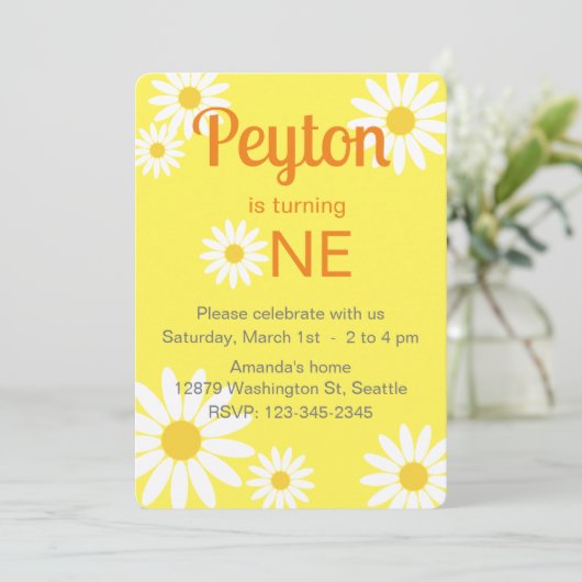 Geel en Wit Daisy Eerste Verjaardag Uitnodiging (Staand voorkant)