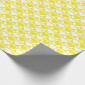 Geel en wit geborduurd patroon met hart cadeaupapier (Hoek)