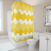 Geel en wit horizontaal golvend patroon douchegordijn (In situ)
