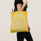 Geel en wit Mandala - Dans-lew in Honey Tote Bag (Dichtbij)