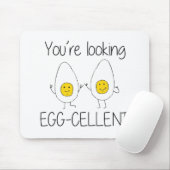 Geel en wit met de hand getrokken eierpuntjes met muismat (Met muis)