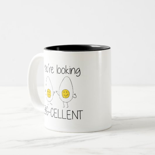 Geel en wit met de hand getrokken eierpuntjes met tweekleurige koffiemok (Voorkant links)