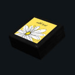 Geel en Witte Whimsical Daisy met de Tekst van de  Cadeaudoosje<br><div class="desc">Een zand en griezelig stuk van hipster. Je kunt een naam,  een monogram of een andere aangepaste tekst toevoegen. Als u de kunst rond moet bewegen,  klik op de aanpassingsknoop om veranderingen aan te brengen.</div>