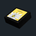 Geel en Witte Whimsical Daisy met de Tekst van de  Cadeaudoosje<br><div class="desc">Een zand en griezelig stuk van hipster. Je kunt een naam,  een monogram of een andere aangepaste tekst toevoegen. Als u de kunst rond moet bewegen,  klik op de aanpassingsknoop om veranderingen aan te brengen.</div>