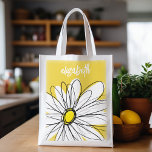 Geel en Witte Whimsical Daisy met de Tekst van de  Herbruikbare Boodschappentas<br><div class="desc">Een zand en griezelig stuk van hipster. Je kunt een naam,  een monogram of een andere aangepaste tekst toevoegen. Als u de kunst rond moet bewegen,  klik op de aanpassingsknoop om veranderingen aan te brengen.</div>