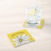 Geel en Witte Whimsical Daisy met de Tekst van de Kartonnen Onderzetters (Insitu)