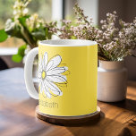 Geel en Witte Whimsical Daisy met de Tekst van de  Koffiemok<br><div class="desc">Een zand en griezelig stuk van hipster. Je kunt een naam,  een monogram of een andere aangepaste tekst toevoegen. Als u de kunst rond moet bewegen,  klik op de aanpassingsknoop om veranderingen aan te brengen.</div>