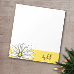 Geel en Witte Whimsical Daisy met de Tekst van de  Notitieblok<br><div class="desc">Een zand en griezelig stuk van hipster. Je kunt een naam,  een monogram of een andere aangepaste tekst toevoegen. Als u de kunst rond moet bewegen,  klik op de aanpassingsknoop om veranderingen aan te brengen.</div>