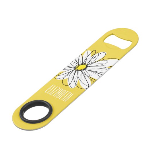 Geel en Witte Whimsical Daisy met de Tekst van de Speed Flessenopener (Voorkant Gekanteld)