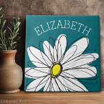 Geel en Witte Whimsical Daisy met de Tekst van de  Tegeltje<br><div class="desc">Een zand en griezelig stuk van hipster. Je kunt een naam,  een monogram of een andere aangepaste tekst toevoegen. Als u de kunst rond moet bewegen,  klik op de aanpassingsknoop om veranderingen aan te brengen.</div>