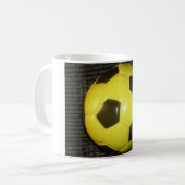 Geel en zwart Football. Koffiemok (Voorkant links)