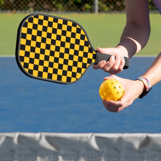 Geel en zwart geruit motief pickleball paddle (Insitu)