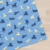 Geel en zwart Lab Puppies op blauwe achtergrond Fleece Deken
