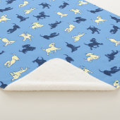Geel en zwart Lab Puppies op blauwe achtergrond Sherpa Deken (3/4)