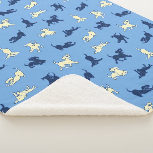 Geel en zwart Lab Puppies op blauwe achtergrond Sherpa Deken (3/4)