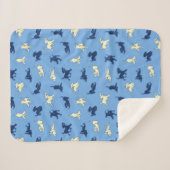 Geel en zwart Lab Puppies op blauwe achtergrond Sherpa Deken (Voorkant (horizontaal))