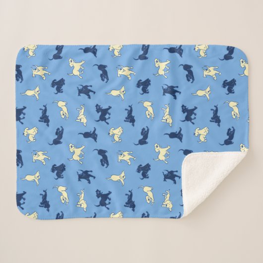 Geel en zwart Lab Puppies op blauwe achtergrond Sherpa Deken (Voorkant (horizontaal))