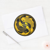 Geel en Zwart Yin Yang Koi Vis Ronde Sticker (Envelop)