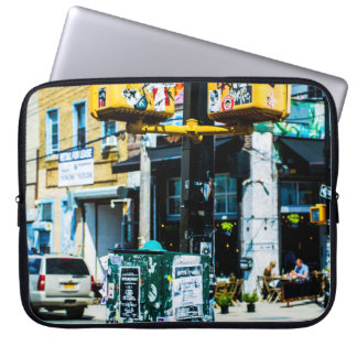 GEEL EN ZWARTE POST GEVULD MET FLYERS LAPTOP SLEEVE