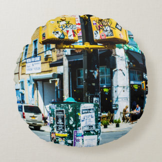 GEEL EN ZWARTE POST GEVULD MET FLYERS ROND KUSSEN