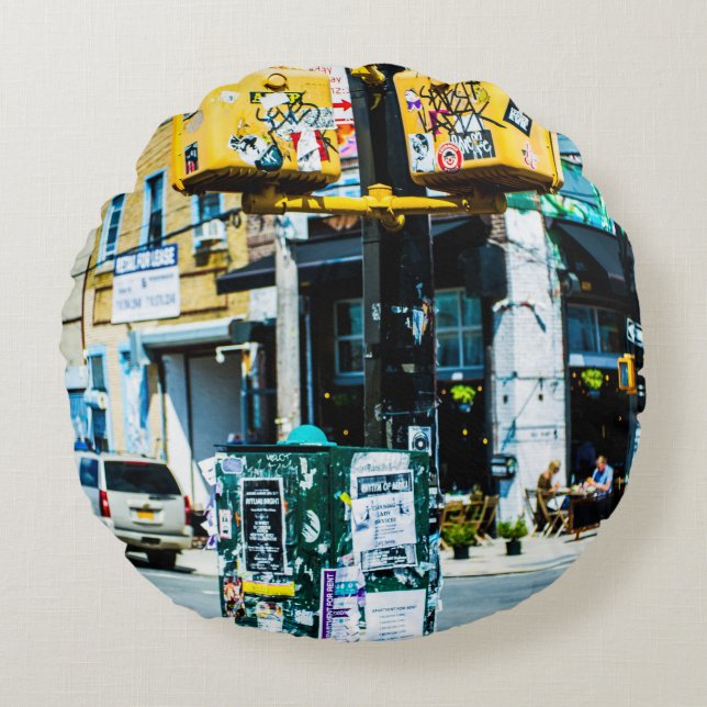 GEEL EN ZWARTE POST GEVULD MET FLYERS ROND KUSSEN (Voorkant)