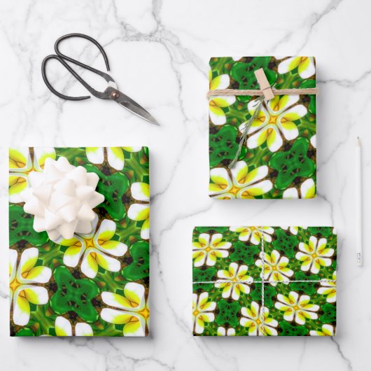 geel Frangipani-patroon Inpakpapier Vel (Voorkant)