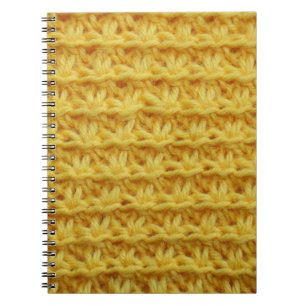 Geel gebreide stof: gestreepte textuur. notitieboek