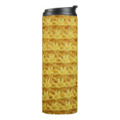 Geel gebreide stof: gestreepte textuur. thermosbeker (Gedraaid links)