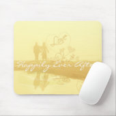 Geel gelukkig ooit na het strand bruiloft muismat (Met muis)