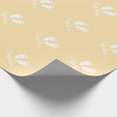 Geel genderneutraal baby footprint wrappingpaper cadeaupapier (Hoek)