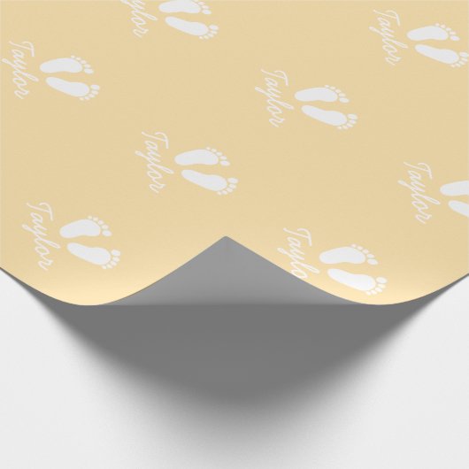 Geel genderneutraal baby footprint wrappingpaper cadeaupapier (Hoek)