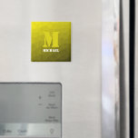 Geel geometrisch maaspatroon Monogram Magneet<br><div class="desc">Monogram Personaliseer met uw aangepaste initiaal en naam. Gele gradiënt geometrische mesh patroon driehoeken ombre. Driehoek geometrische mesh met cool ombre gradient ontwerp.</div>