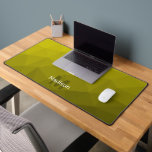 Geel Geometrisch Netwerk Patroon monogram Bureaumat<br><div class="desc">Monogram Personaliseer met uw aangepaste initiaal en naam. Unieke coole bureaumat voor haar kantoor,  kamer,  werk,  speelkamer.. Geel verloop geometrisch maaspatroon. Subtiel modern ontwerp Elegante en koele Driehoek geometrische vermaasde gradiënt.</div>