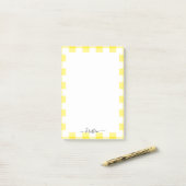 Geel gepersonaliseerde scriptnaam post-it® notes (Op bureau)