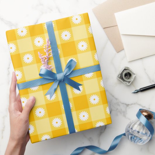 Geel geruit bloemmotief cadeaupapier (Geschenken)