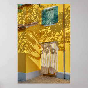 Geel geschilderd betonnen gebouw poster