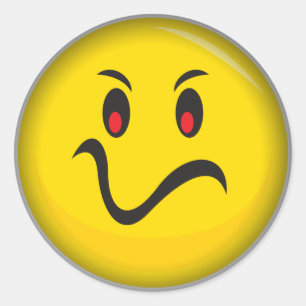 Geel gezicht dat geërgerd is ronde sticker