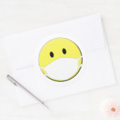 Geel gezicht met een masker ronde sticker (Envelop)