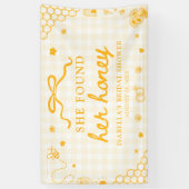 Geel Gingham Ze Heeft Haar Honing Bruiloftsfeest Spandoek (Verticaal)