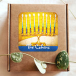 Geel Goud Chanoeka Menorah Elegante Aangepaste Naa Vierkante Sticker<br><div class="desc">Een close-upfoto van een heldere, kleurrijke, gele gouden menorah-foto helpt je om op de feestdag van Hanukkah te genieten. Voel de warmte en de vreugde van het vakantieseizoen als je deze verbluffende, kleurrijke Hanukkah-sticker gebruikt. De kaarten, stempels, canvas tassen, dienende dienbladen, en andere producten zijn beschikbaar in mijn "Hanukkah Colorful,...</div>