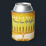 Geel Goud Chanoeka Menorah Vrede Liefde Licht Vet Blikjeskoeler<br><div class="desc">"Vrede, liefde en licht." Een citaat van het kalligrafische manuscript, dat een close-up fotoillustratie van een heldere, kleurrijke, gele en gouden artsy menorah bedekt, helpt u in stijl in de vakantie van Hanukkah gebruiken. Voel de warmte en de vreugde van het vakantieseizoen als je je beweegt met je favoriete drankje...</div>