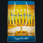 Geel Goud Chanoeka Menorah Vrede Liefde Licht Vet Medium Cadeauzakje<br><div class="desc">"Vrede, liefde en licht." Een close-upfoto illustratie van een heldere, kleurrijke, gele en gouden artsy menorah helpt je om in stijl op de feestdag van de Hanukkah te surfen. Voel de warmte en de vreugde van het vakantieseizoen als je deze leuke en leuke persoonlijke cadeautas van middelgrote omvang gebruikt. Matchingkaarten,...</div>