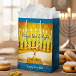 Geel Goud Chanoeka Menorah Vrede Liefde Licht Vet Medium Cadeauzakje<br><div class="desc">"Vrede, liefde en licht." Een close-upfoto illustratie van een heldere, kleurrijke, gele en gouden artsy menorah helpt je om in stijl op de feestdag van de Hanukkah te surfen. Voel de warmte en de vreugde van het vakantieseizoen als je deze leuke en leuke persoonlijke cadeautas van middelgrote omvang gebruikt. Matchingkaarten,...</div>